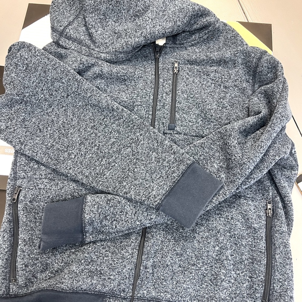 Men’s structured hooded sweatshirt with Zipper details